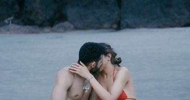 deepika padukone kisses siddhant chaturvedi