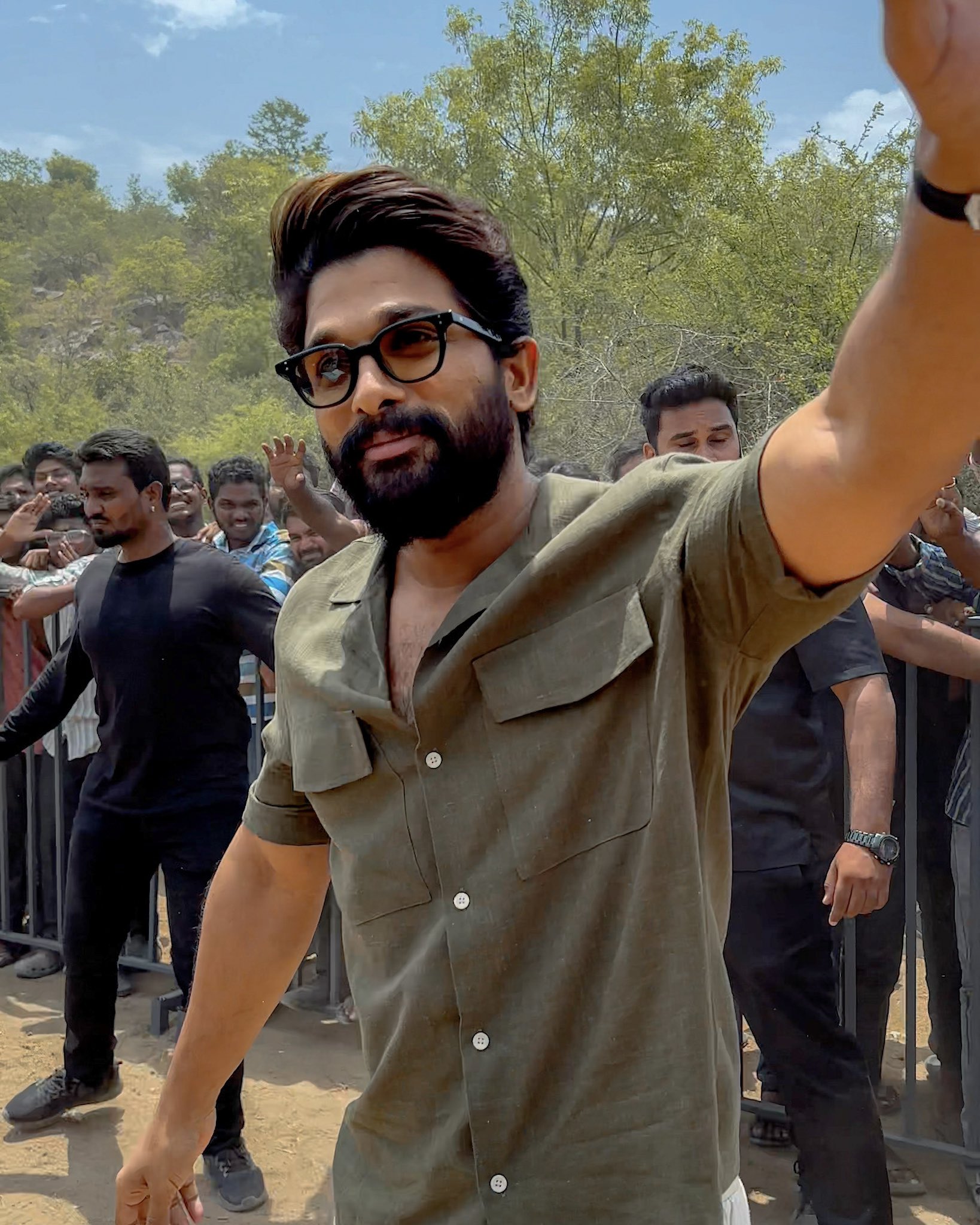 Allu arjun greeting his fans on Pushpa 2 sets